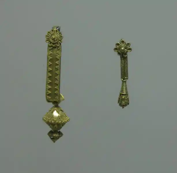 Gold pendant with pyramid, a flower-like solar symbol